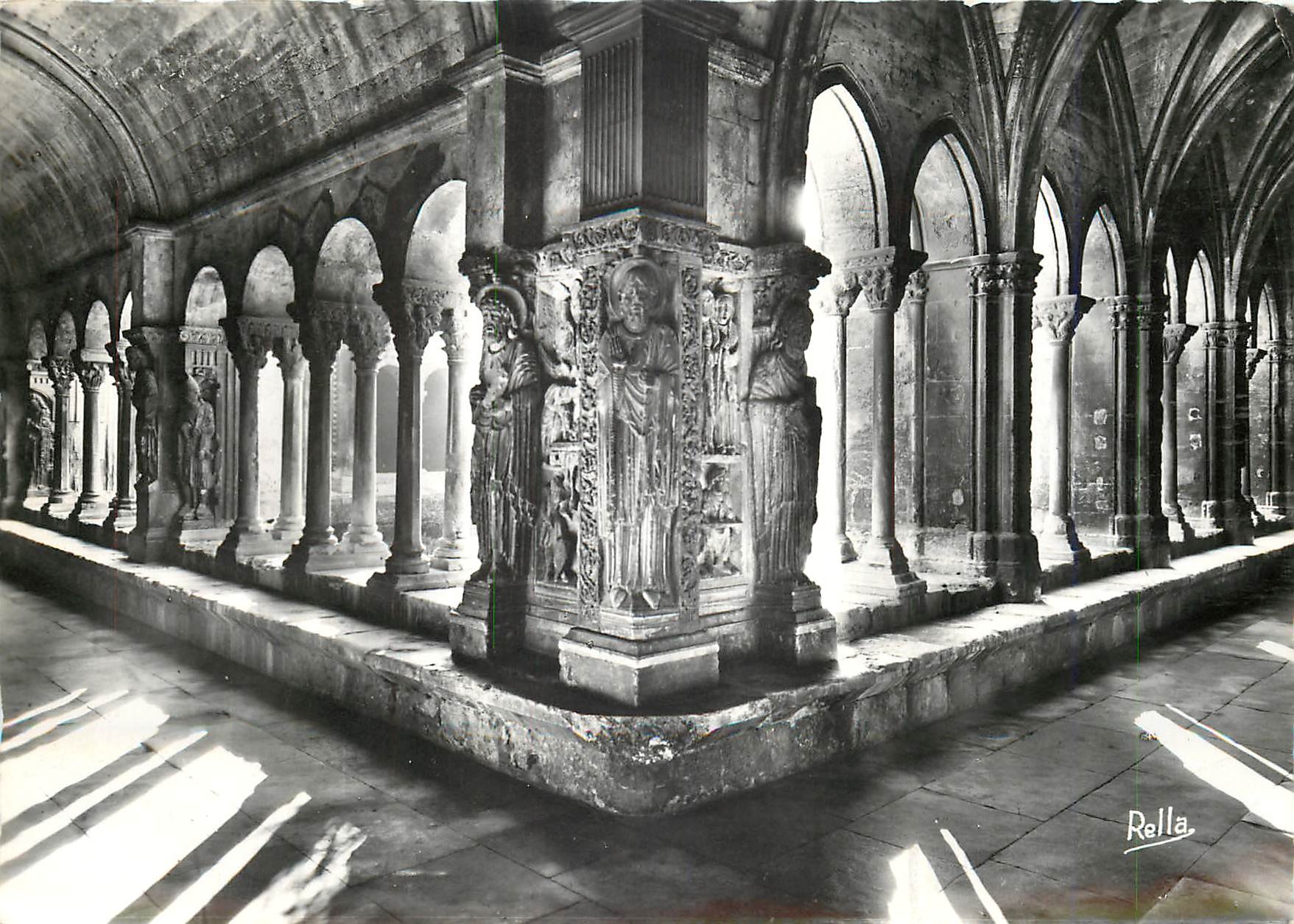 Arles-sur-Rhône — Église Saint-Traphime, galerie romane et galerie gothique — Rella