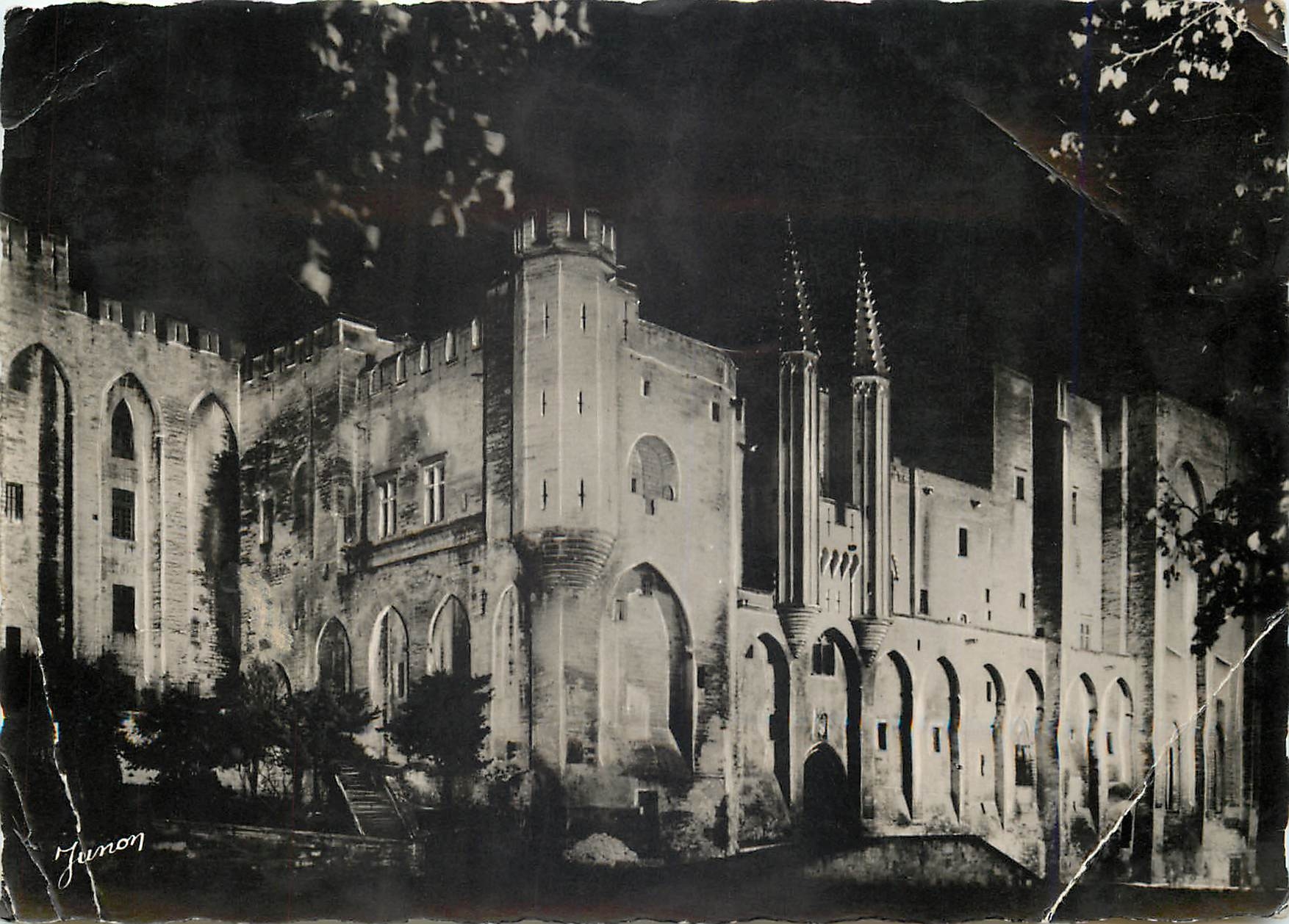 CPM Avignon Vaucluse Palais des Papes Vue partielle la Nuit 