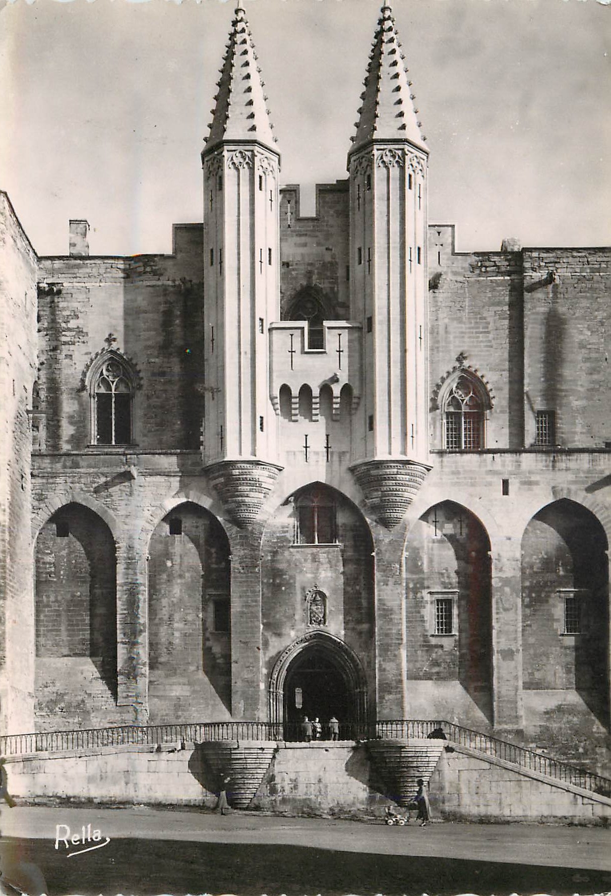 CPM Avignon Vaucluse Palais des Papes Entree principale avec les echauguettes 