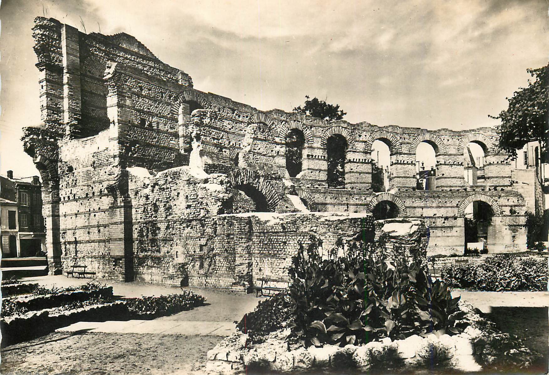 CPM Bordeaux Ruines du Palais Gallien 