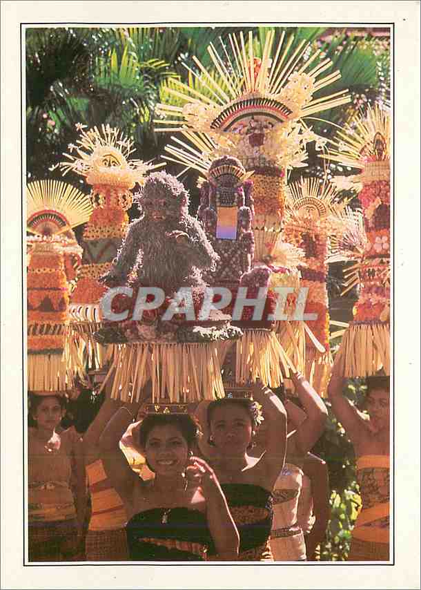 CPM Indonesia Bali Femmes portant des offrandes 