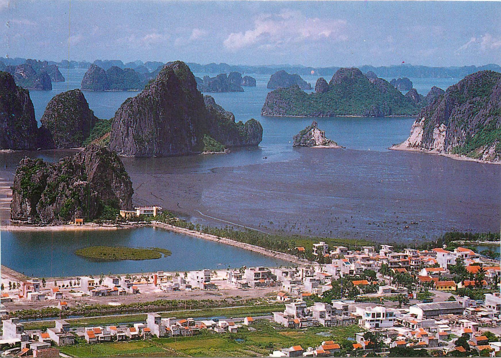 CPM Ha Long Bay Vietnam La baie du Bai Tu Long 