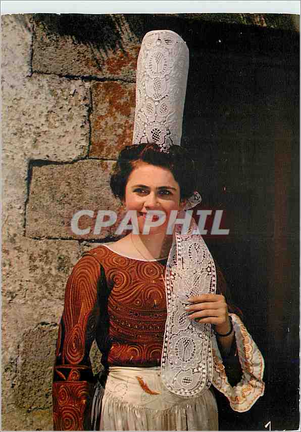 CPM La Bretagne en Couleurs Jeune fille portant le costume du pays bigouden 