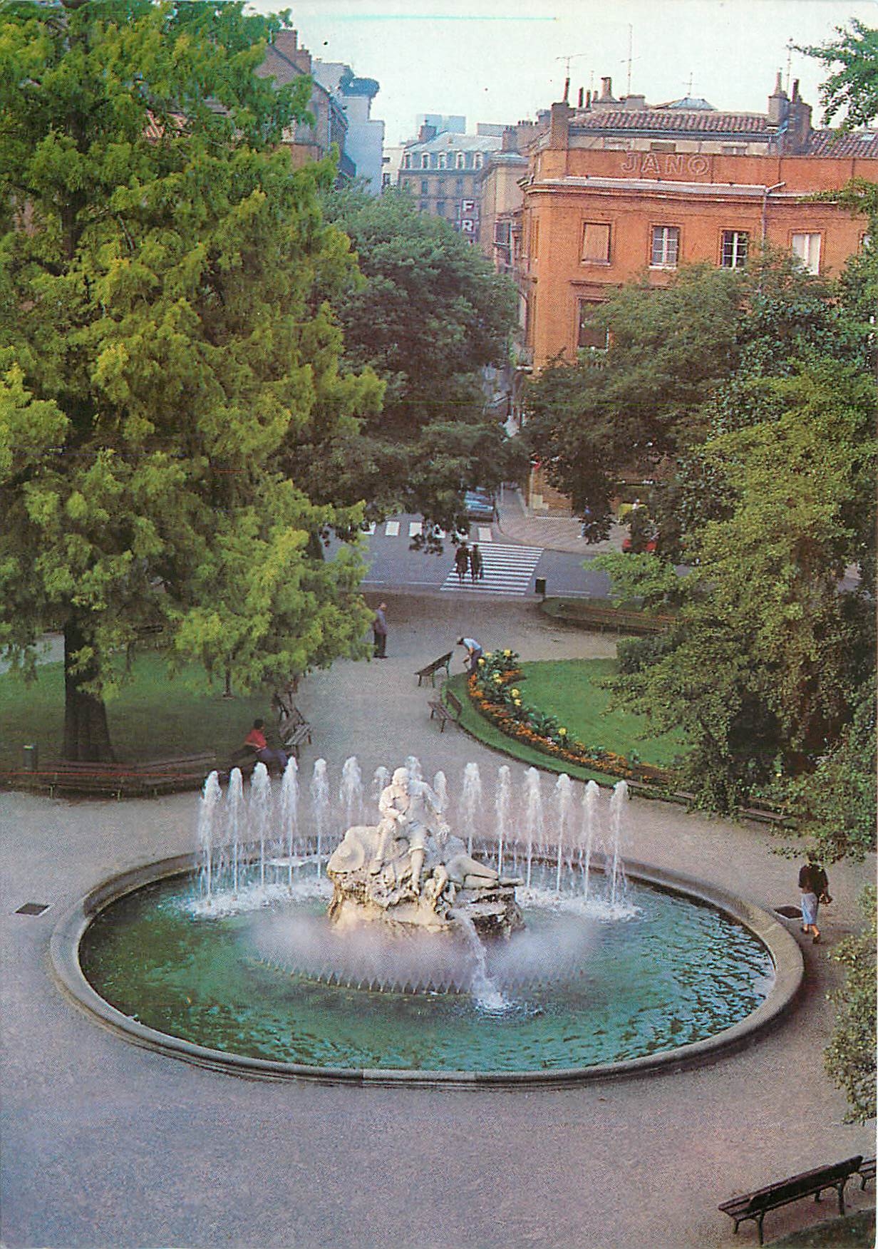 CPM Toulouse La Ville Rose Place Wilson La statue de poete Goudouli 