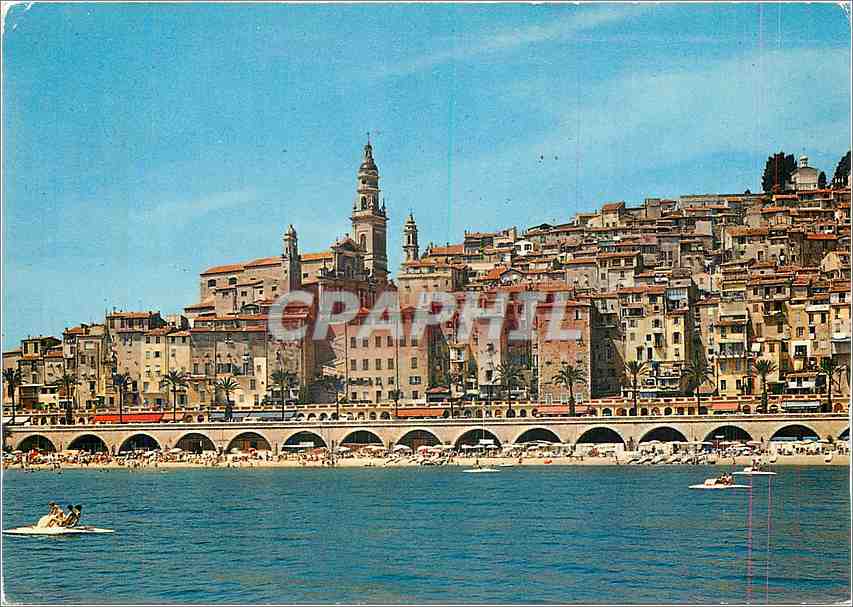 CPM Menton Alpes Maritimes La plage des Sablettes devant la Vieille Ville 