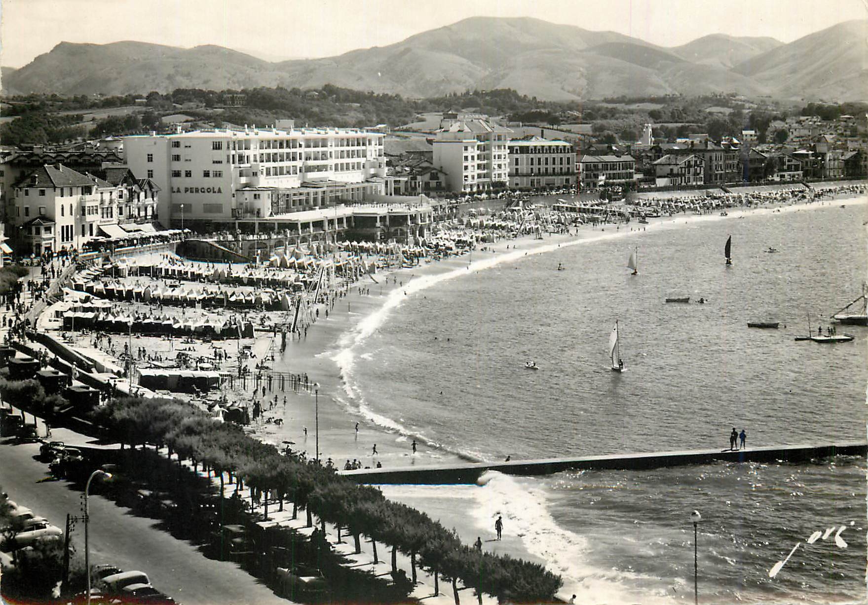 La Pergola — plage et montagnes — Photo Authentique
