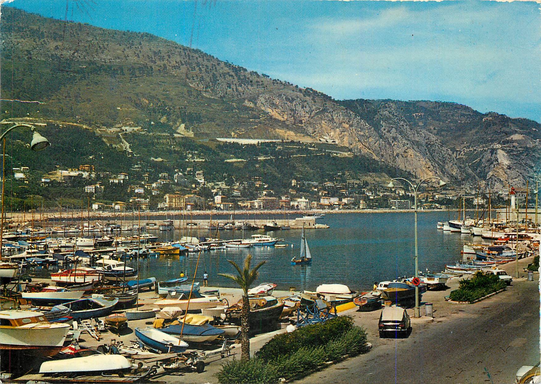 CPM Menton Alpes Maritimes Le petit port de plaisance et de peche 