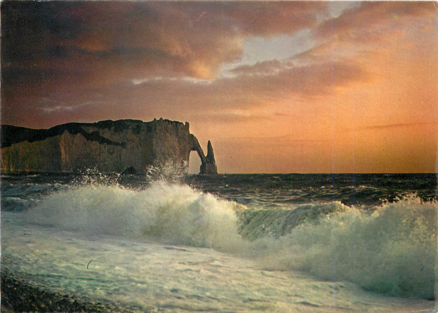 CPM Etretat Seine Maritime L'Aiguille et la Porte d'Aval au soleil couchant un jour de tempete 