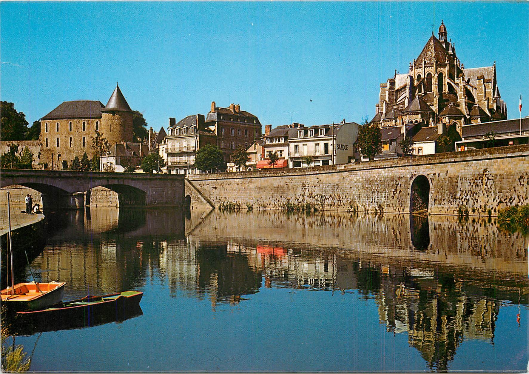 CPM Mayenne Mayenne Les Bords de la Mayenne l'Eglise Notre Dame et le Chateau 