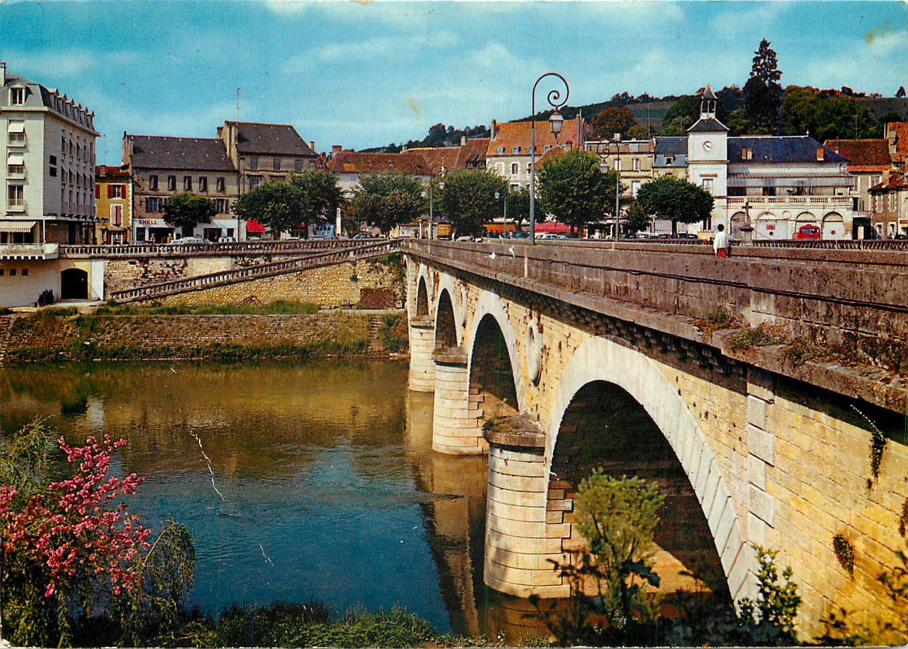 CPM Le Bugue Dordogne Le pont les quais au centre de la ville 