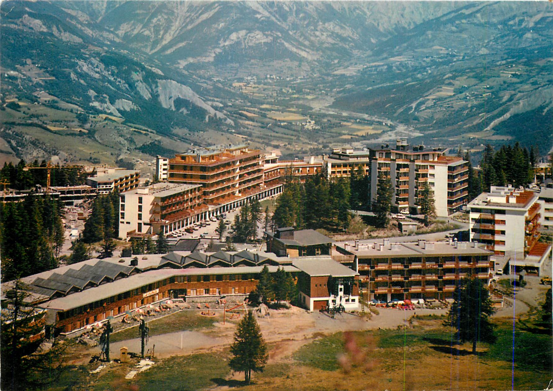 CPM Pra Loup Alpes de Hte Provence La Station d'Honore Bonnet Vue genearle et le Marmotel 