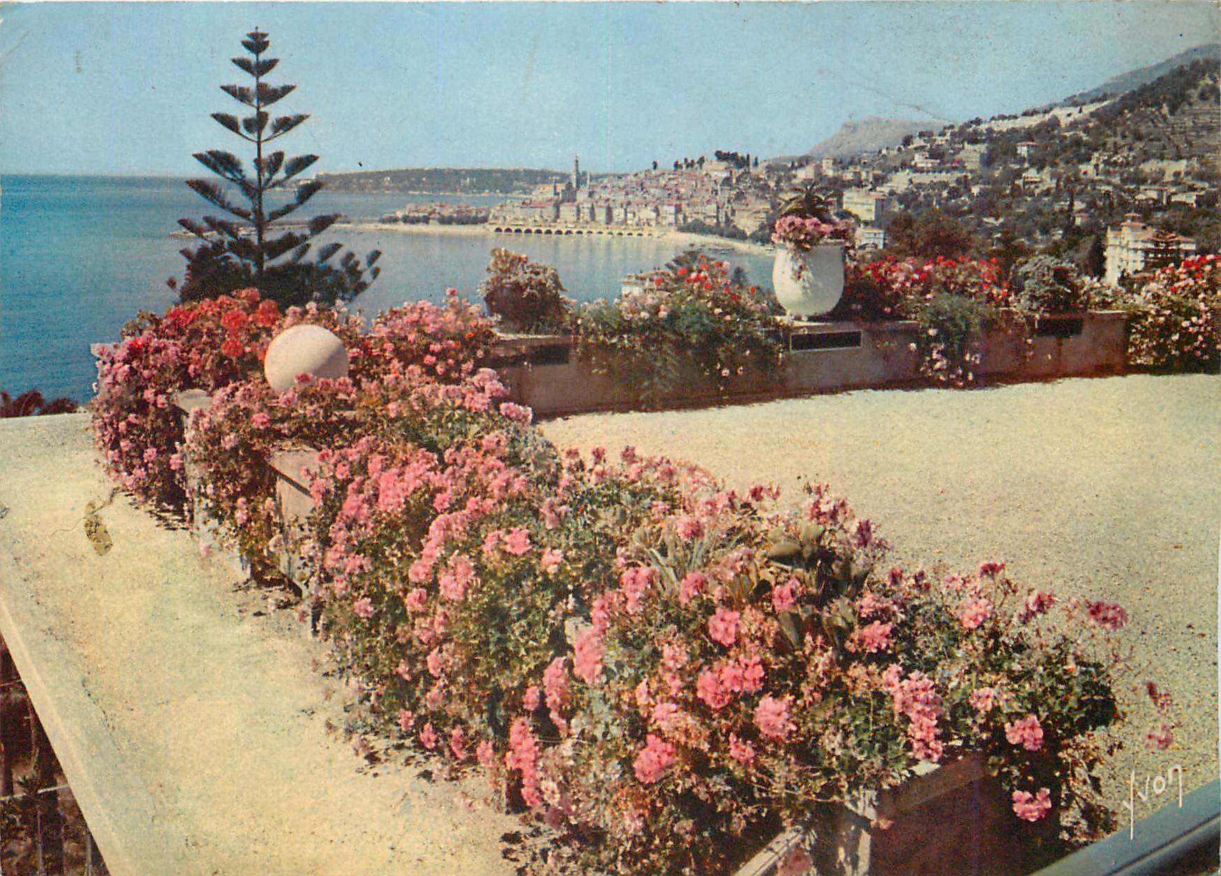 CPM La Cote d'Azur miracle de la nature Menton Alpes Maritimes Terrasse fleurie d'ou l'on decouvre u