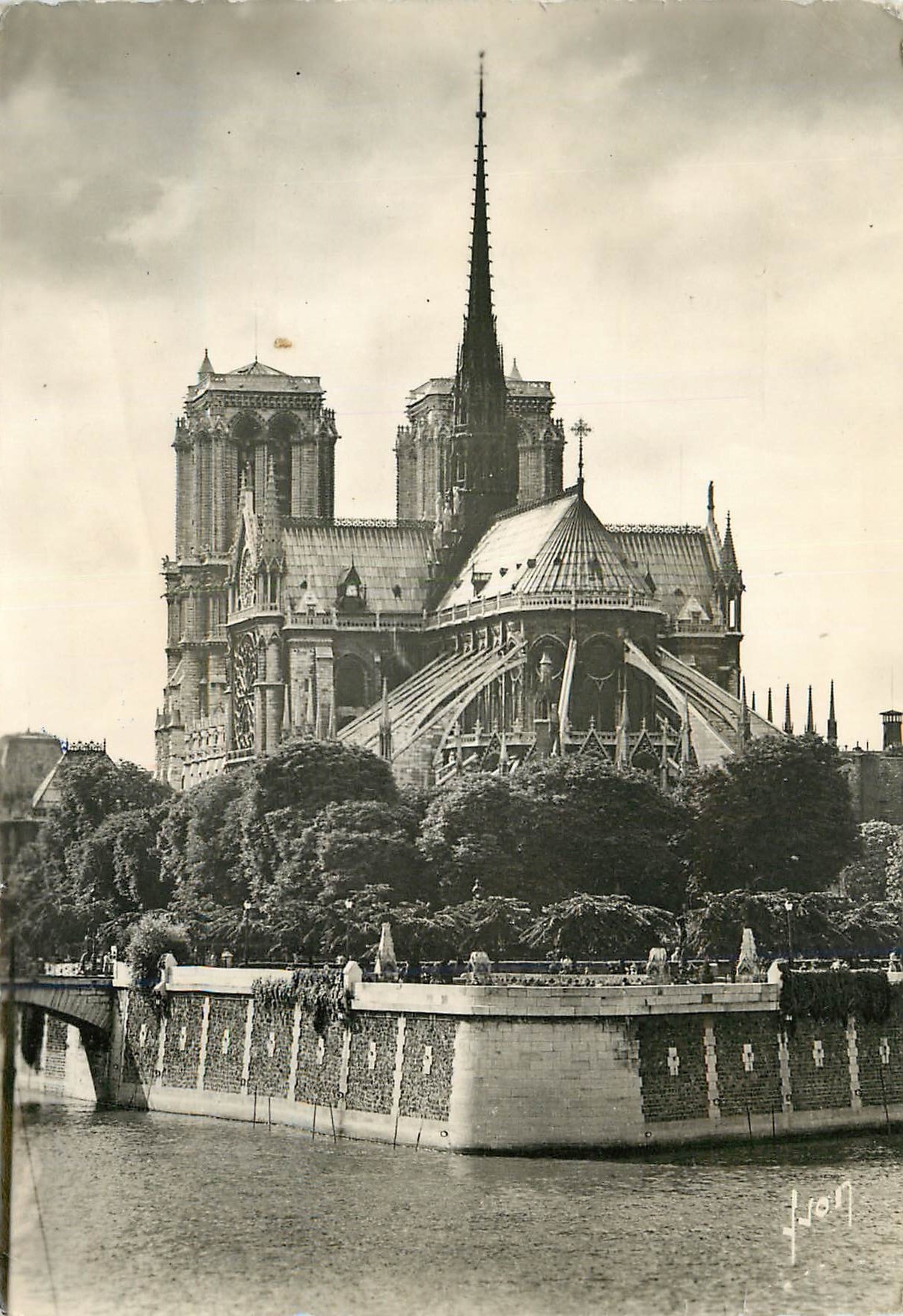 CPM Paris Abside de Notre Dame et square de l'Archeveche 