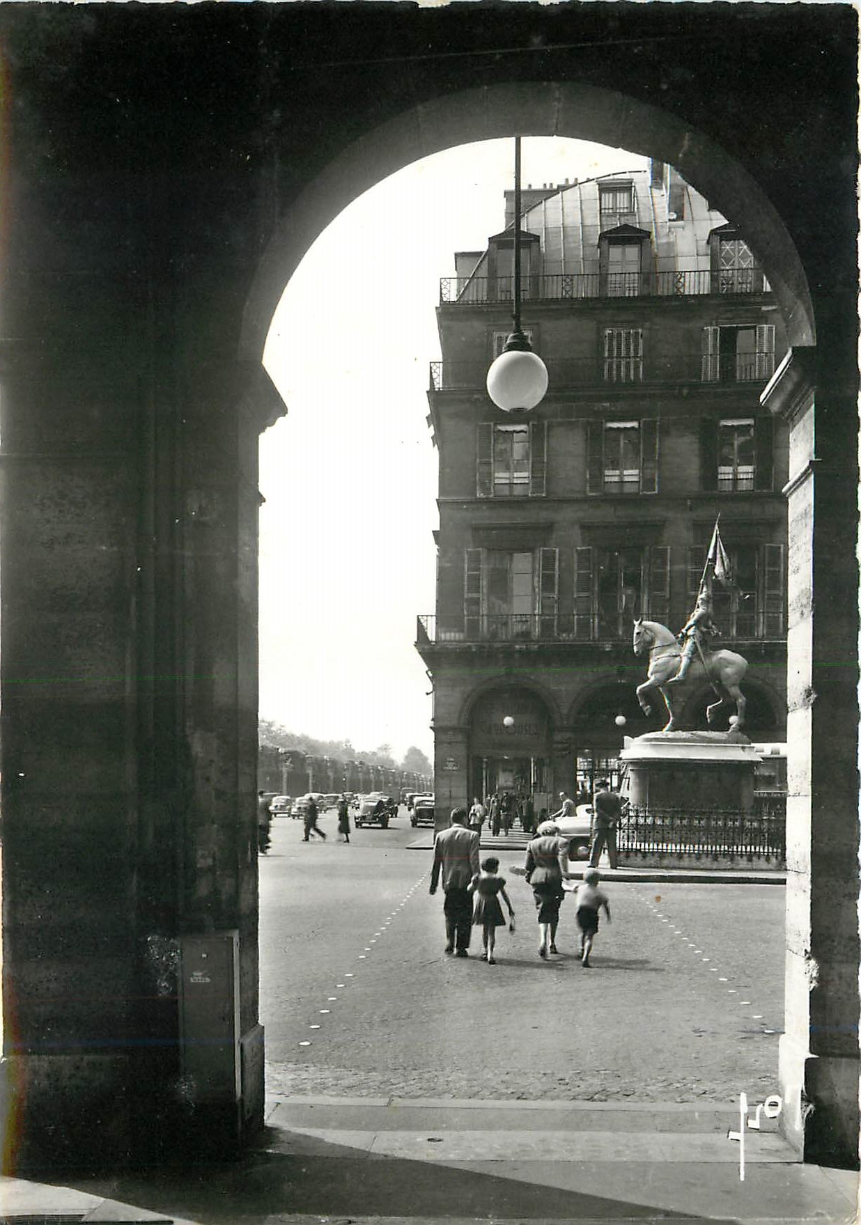 CPM Paris Place des Pyramides et rue de Rivoli 