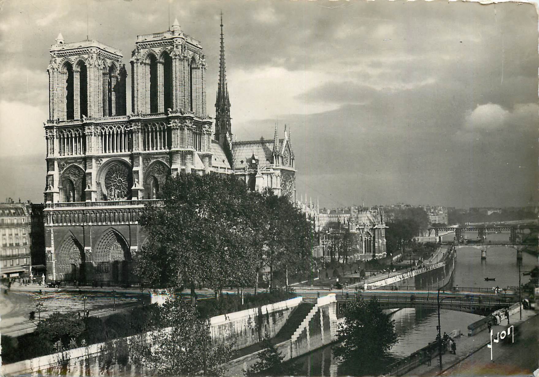 CPM Paris Vue generale de Notre Dame 