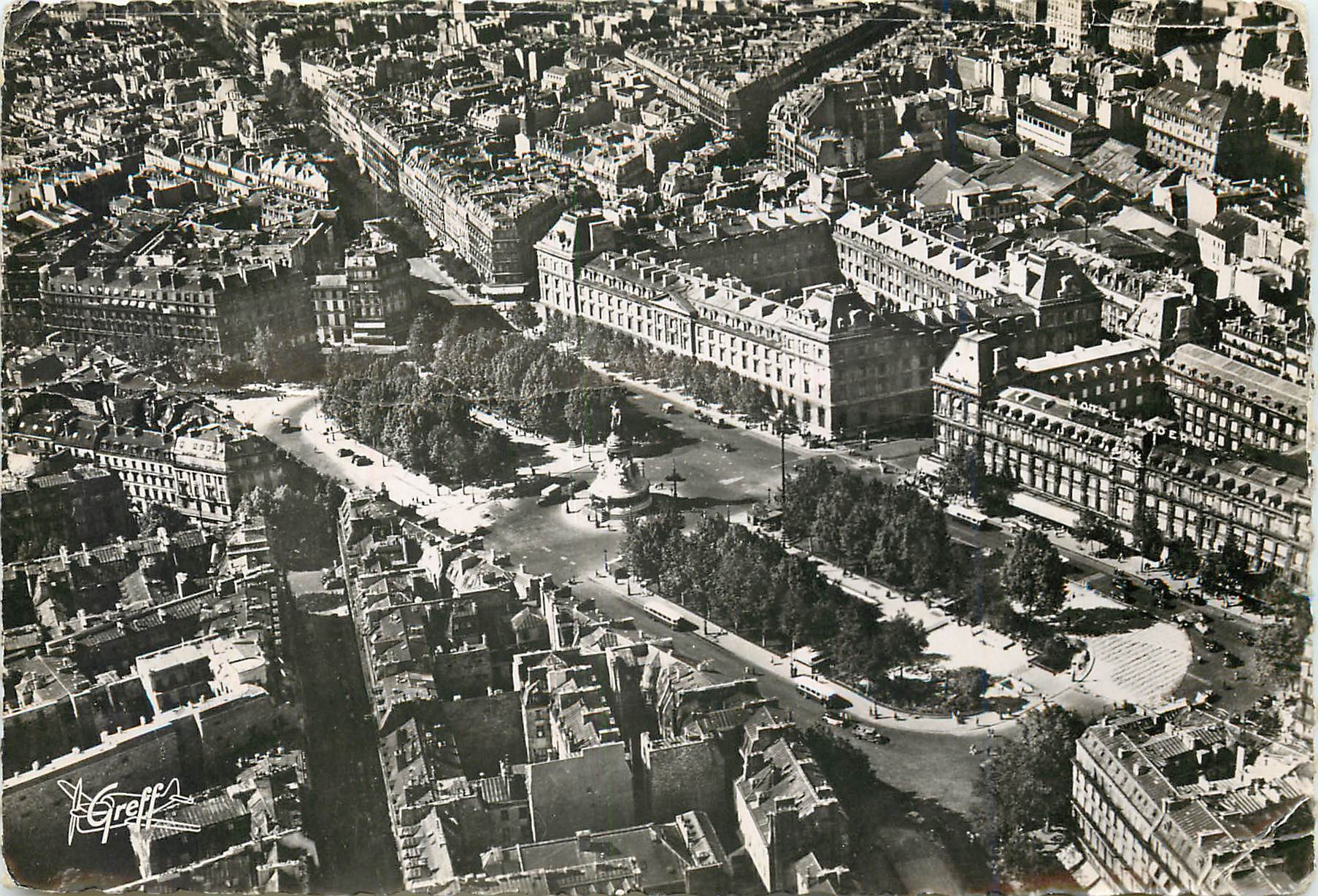 CPM Paris Vue aerienne La Place de la Republique 