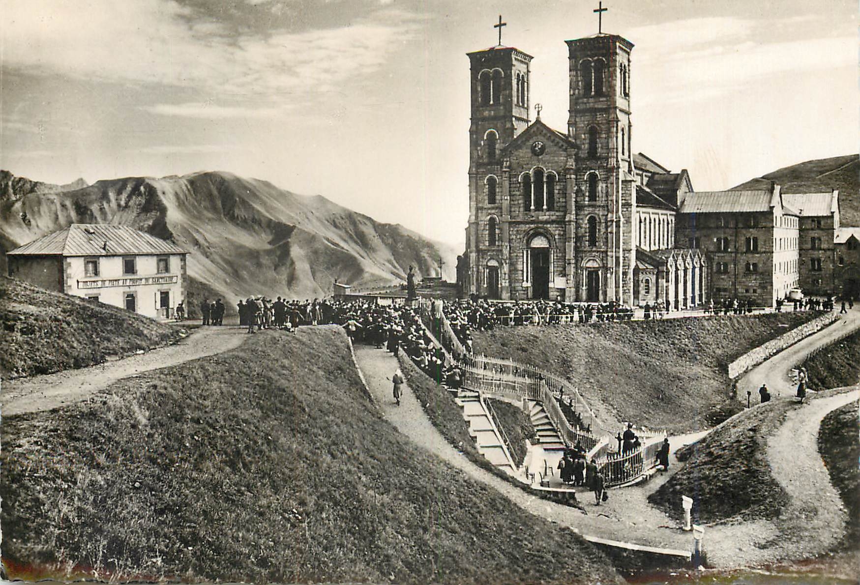 La Basilique de la Salette — Pèlerinage de Notre-Dame de la Salette — Éditeur : Sanctuaire de la Salette