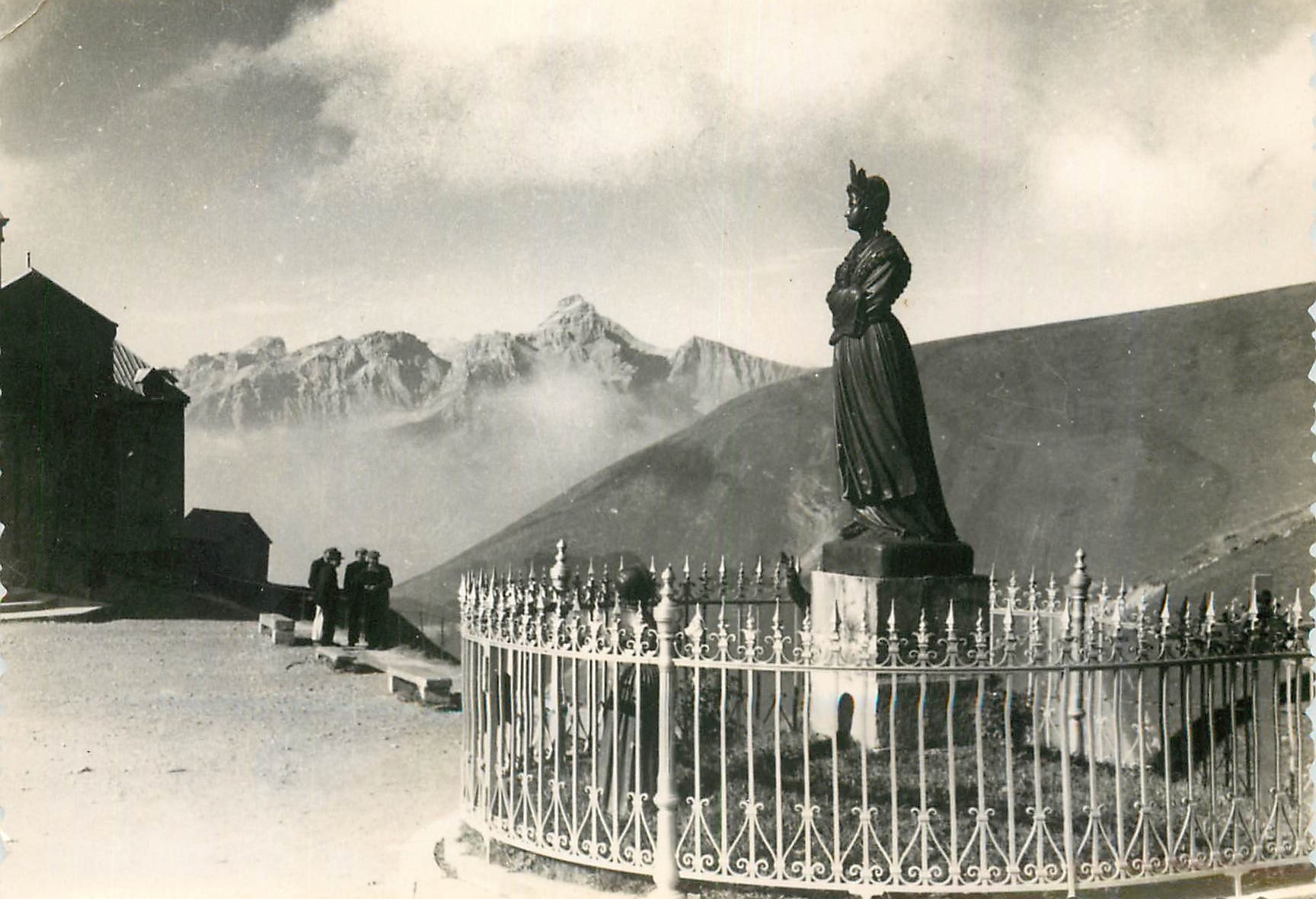 CPM Les Alpes Pittoresques La Salette ND de l'Assomption La Chaine de L'Obiou 
