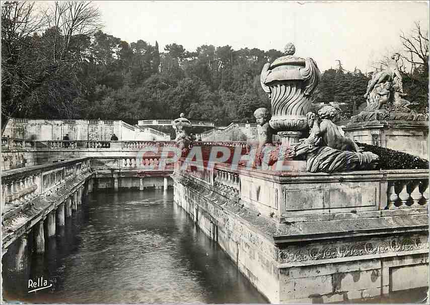 CPM Nimes Gard Jardin de la Fontaine Les Bains Romains 
