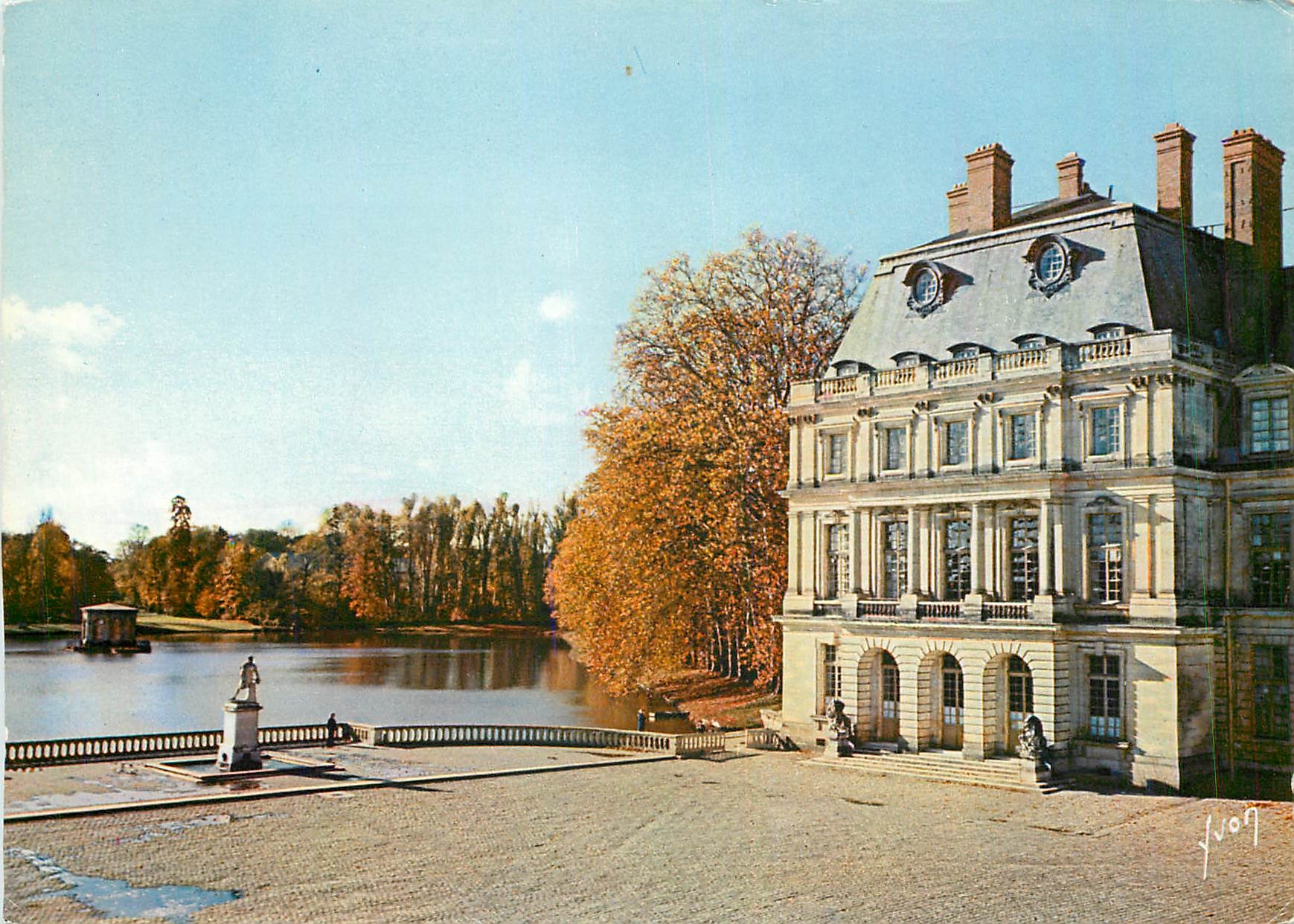 Château de Fontainebleau — Cour de la Fontaine, Aile Louis XV et Étang des Carpes — Éditions d'Art 'YVON'