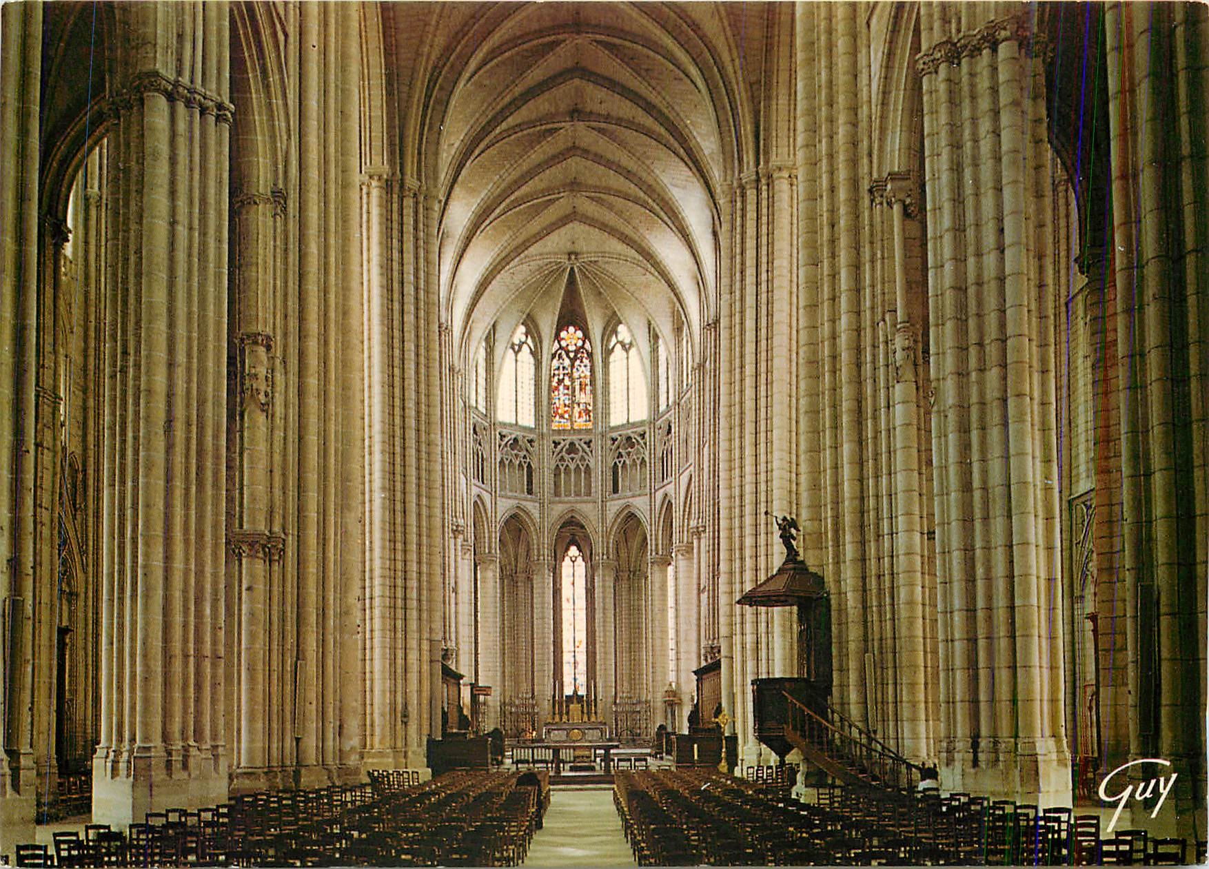 CPM Meaux Seine et Marne Interieur de la Cathedrale Saint Etienne la nef centrale et le choeur 