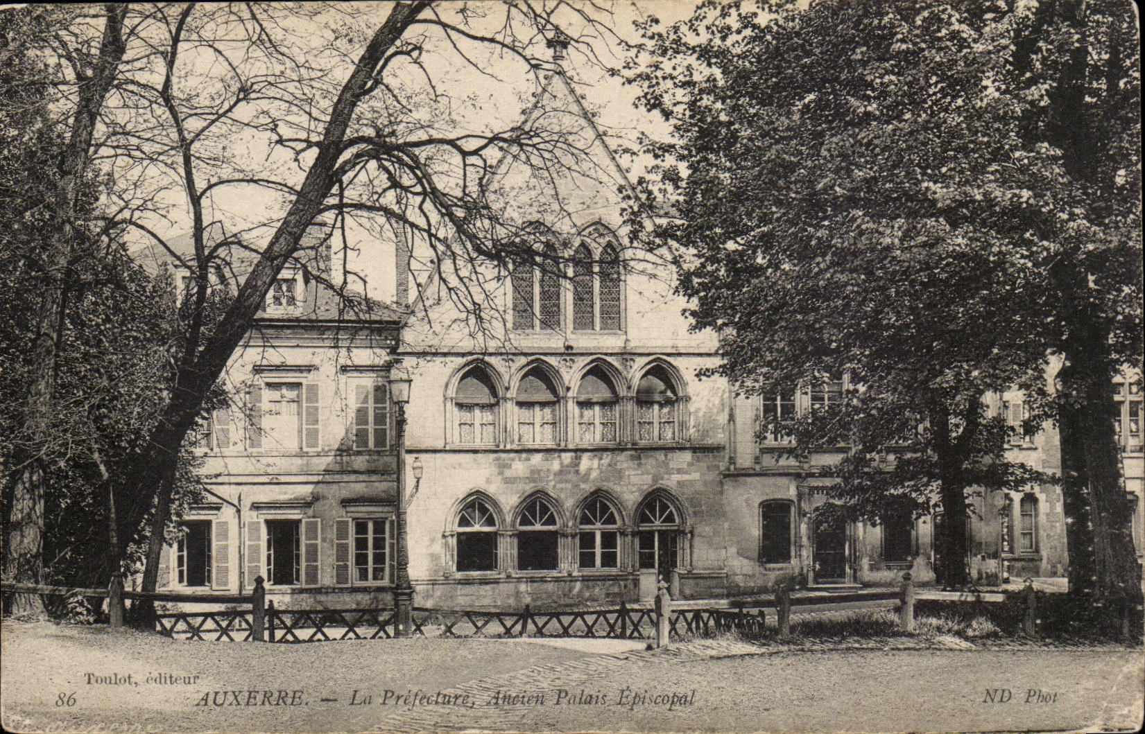 (Yonne) Auxerre-Le Prefecture- Ancien Palais Episcipal -CPA
