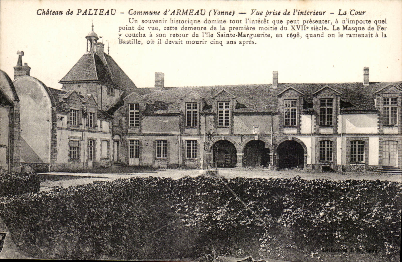 (Yonne) Chateau de Palteau- Commune d'armeau- Vue prise de l'interieur- La Cour- Le Masque de fer y coucha a son retour