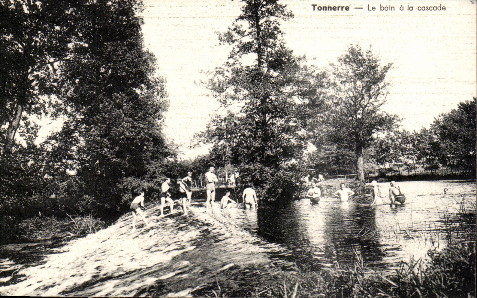 (Yonne) Tonnere- le Bain a la Cascade CPA