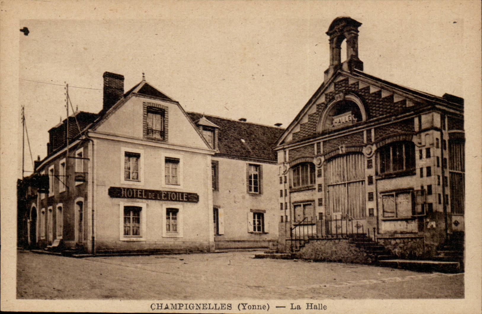 Champignelles (Yonne) — La Halle — Hôtel de l'Étoile