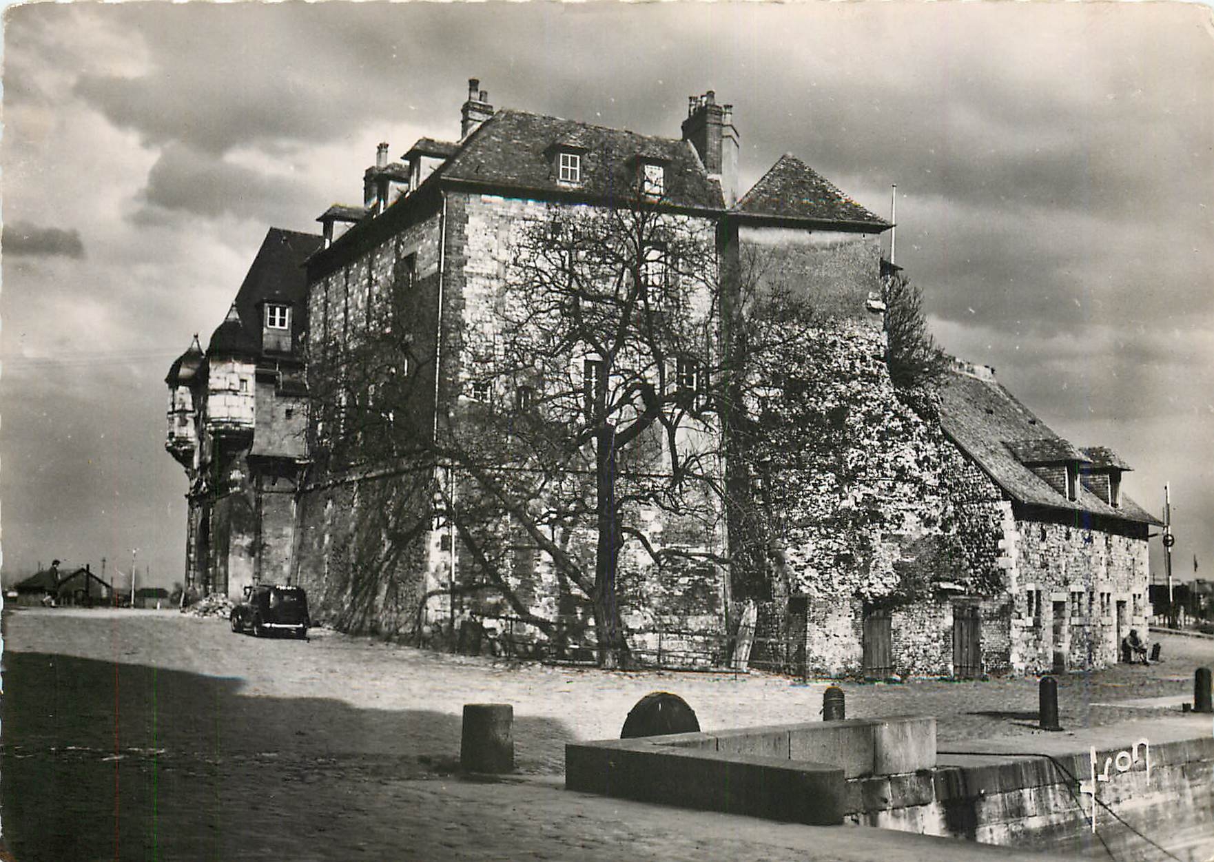 Honfleur (Calvados) — La Lieutenante vue du Vieux Bassin — Éditions d'Art, Paris