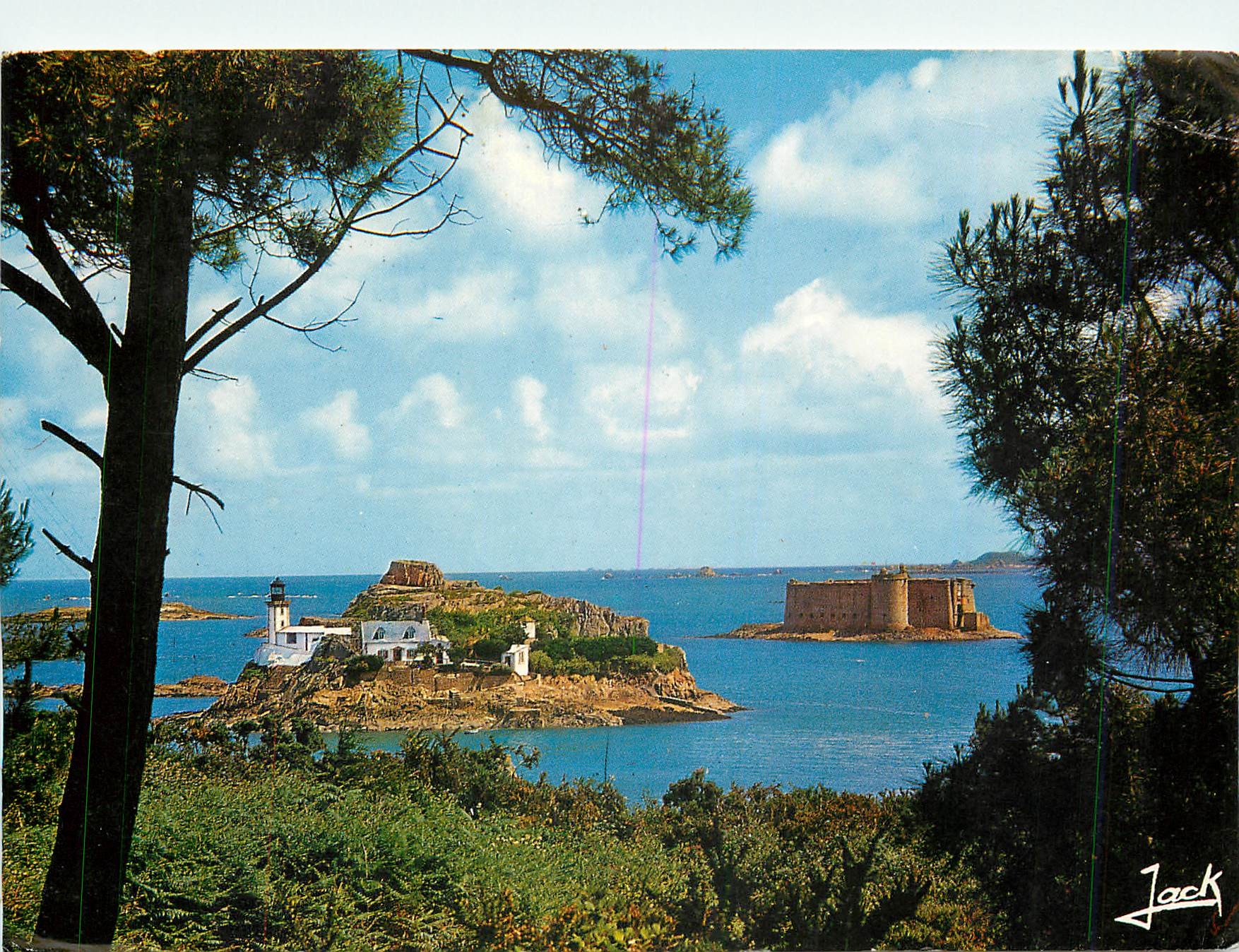 CPM Carantec Le Chateau du Taureau et l'Ile Louet 