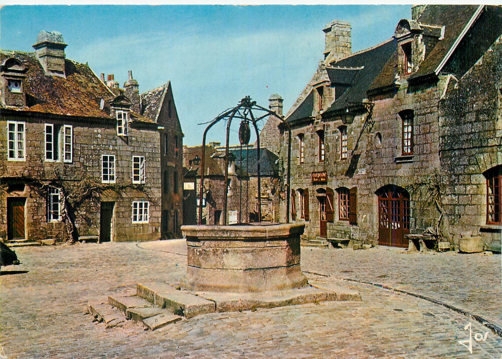 CPM La Place de Locronan le vieux puits et les maisons Renaissance 