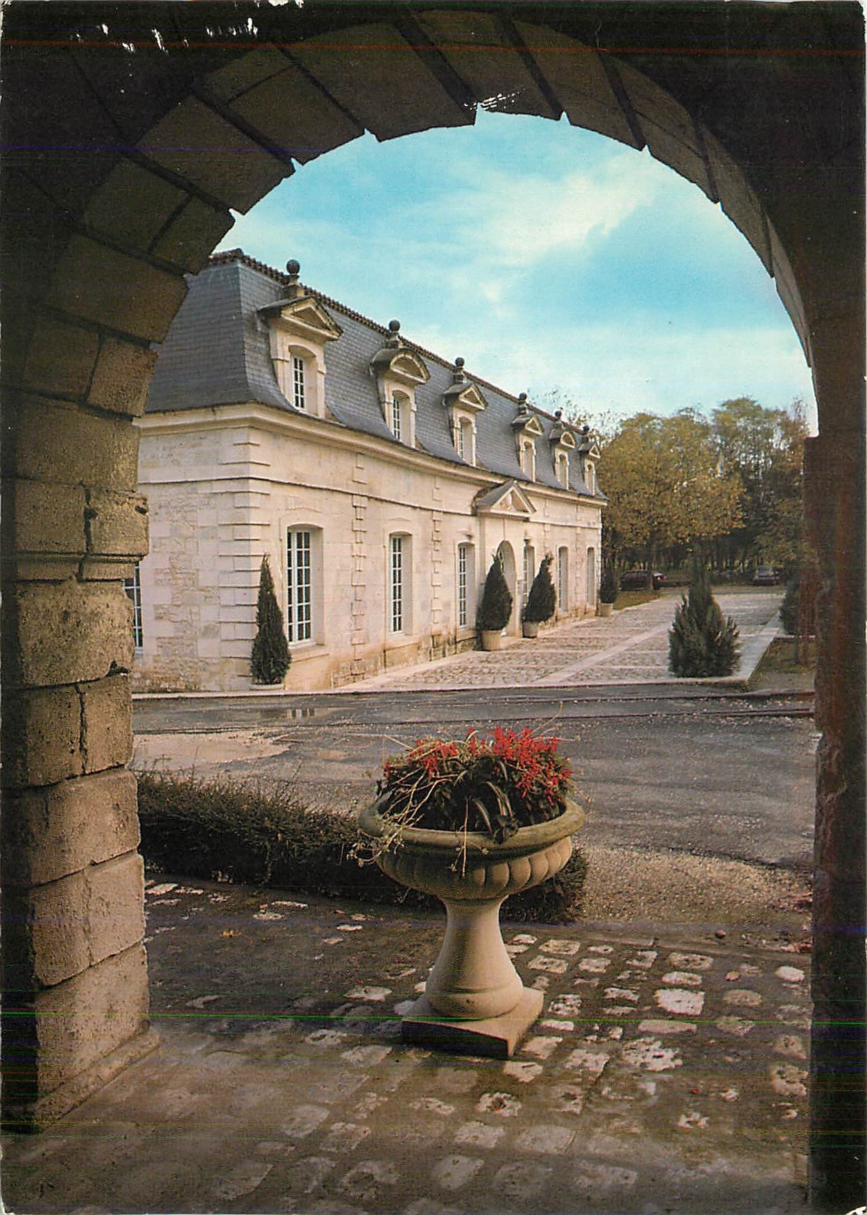 Château de Rochefort-sur-Mer — vue depuis un portail — éditeur ARTAUD Frères