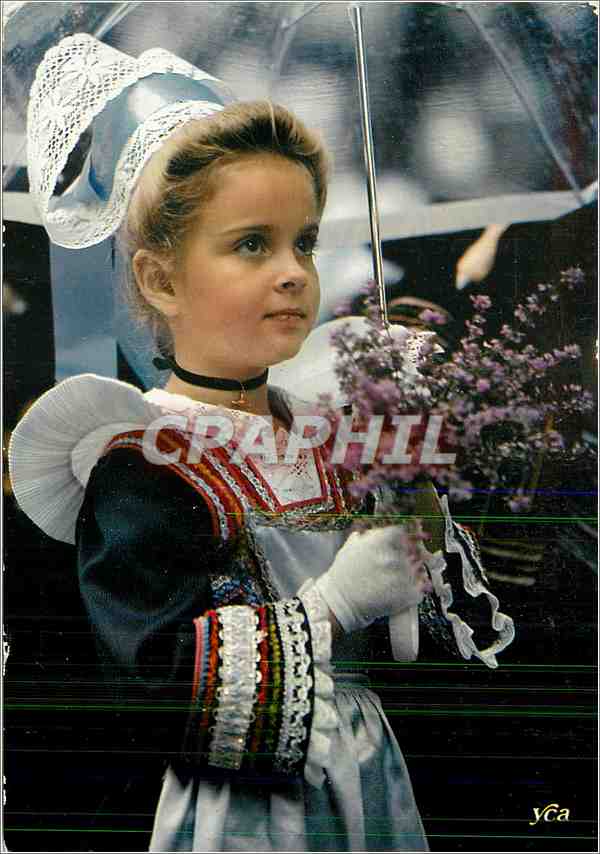 CPM La Bretagne Pittoresque Petite fille du cercle celtique des fleurs d'Ajonc de l'Aven 