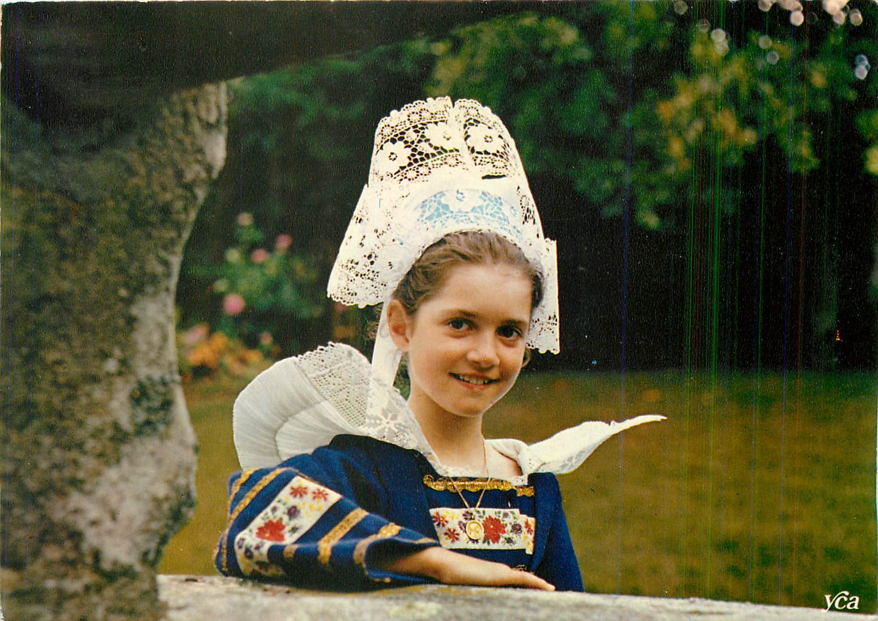 CPM Jeune fille en Costumes de la region Fouesnantaise 