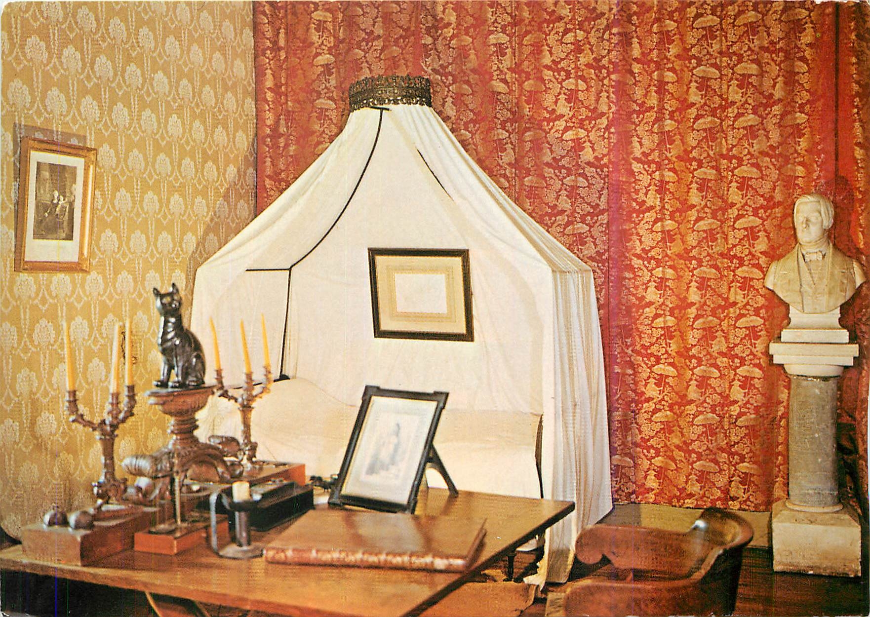 Combourg (Ille-et-Vilaine) — Intérieur du Château, Lit de mort, Table de travail — Pierre Artaubl Ain & Cie, Nantes