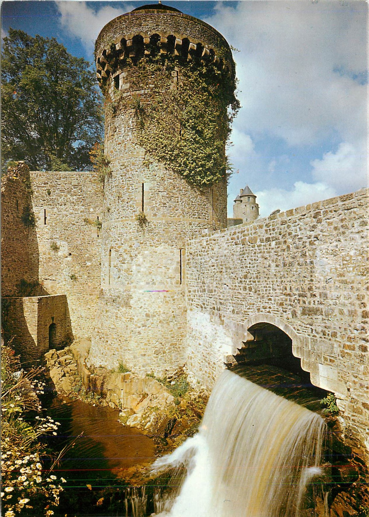 Fougeres — Château Féodal, La Tour de Coigny et la cascade — Éditions Nataud Frères