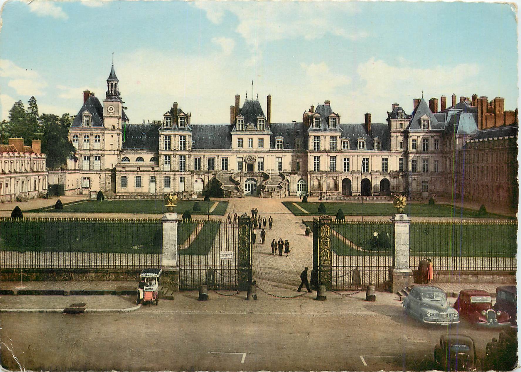 Palais de Fontainebleau — La Grille d'Honneur et la Cour des Adieux — Éditeur L. Ména de Fontainebleau, n°1