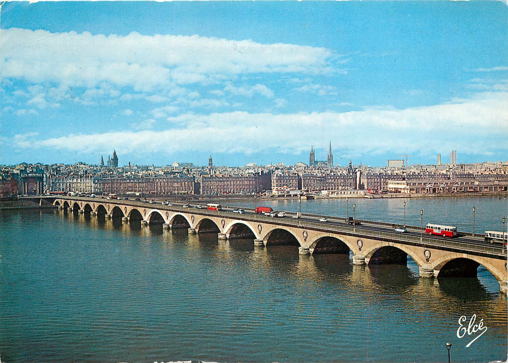 CPM Bordeaux Gironde Le Pont de pierre Au fond les Quais 