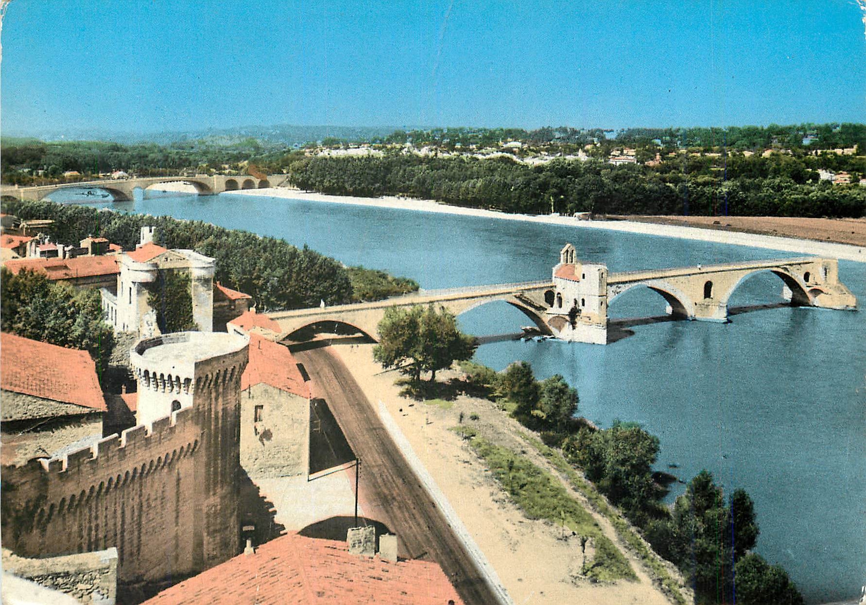 CPM Avignon Vaucluse Le pont St Benezet au fond le nouveau pont 
