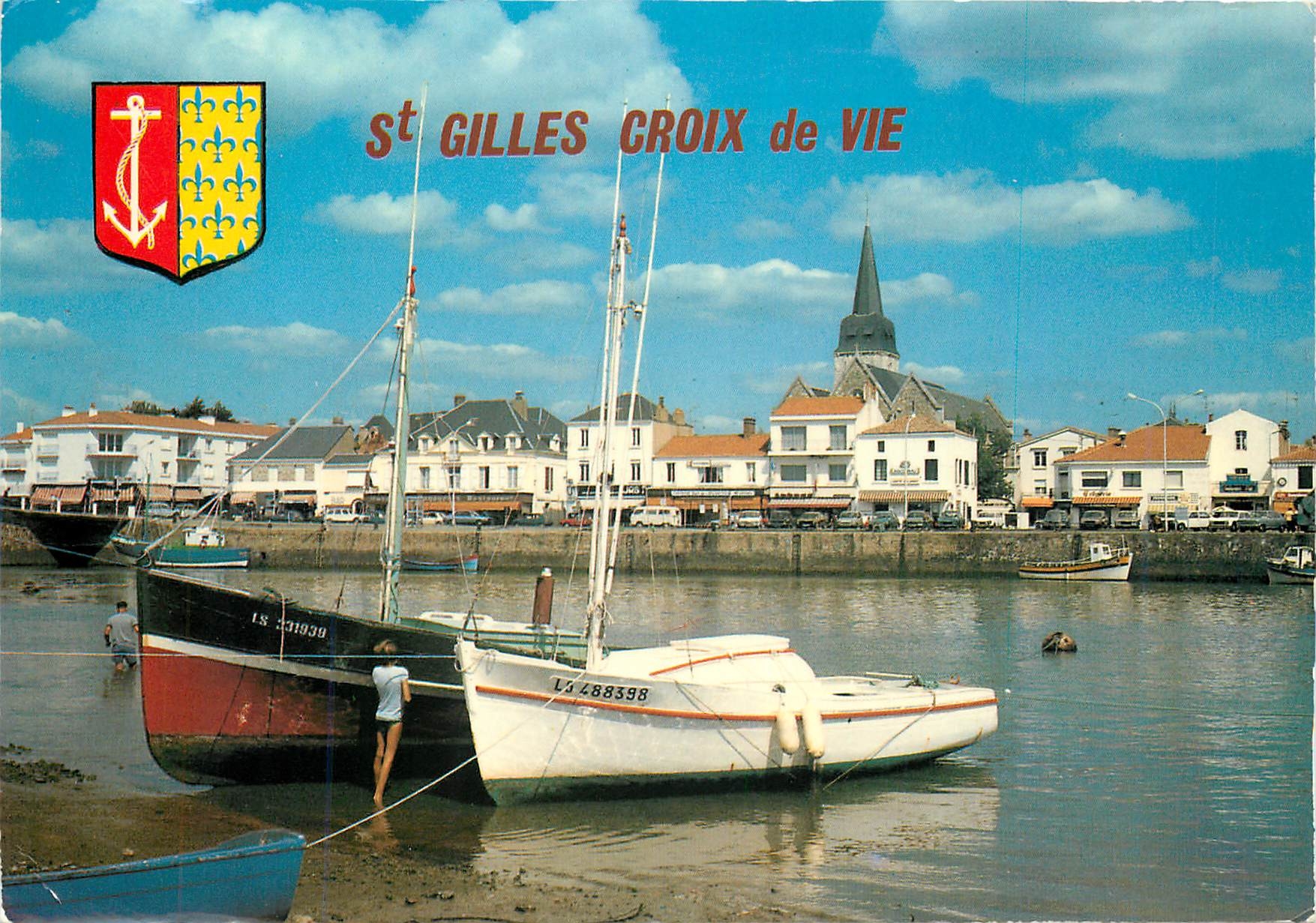 Saint-Gilles-Croix-de-Vie — port avec bateaux et église — Édition de l'Estacade