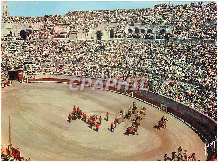 CPM Nimes Gard L'Interieur des Arenes un jour de courses de Taureaux 