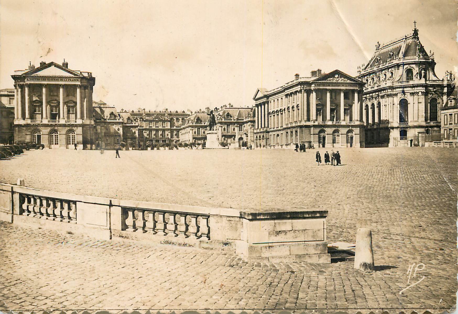 CPM Versailles Seine et Oise Cour d'Honneur 