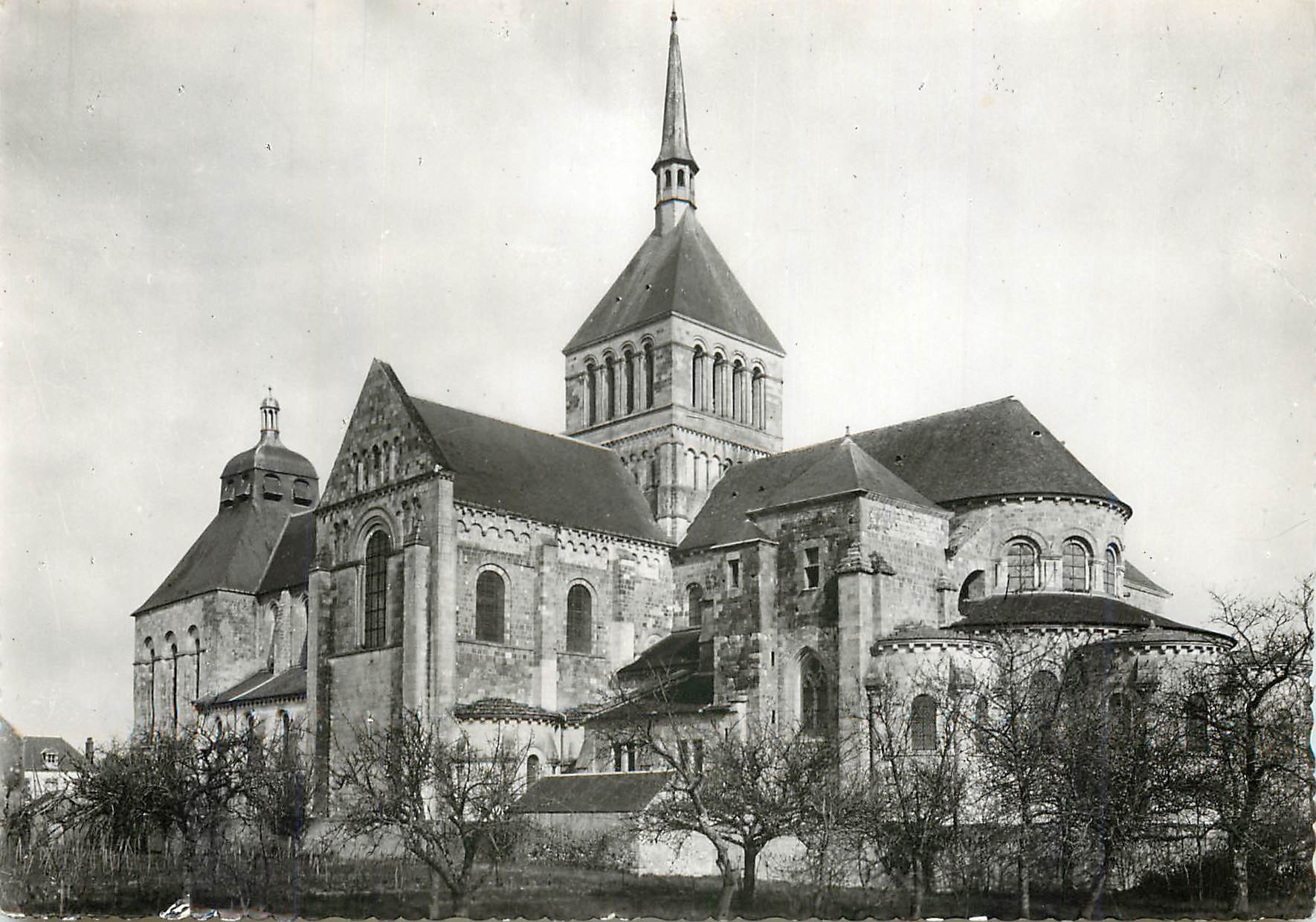 CPM Saint Benoit sur Loire Loiret La Basilique Vue generale Sud 