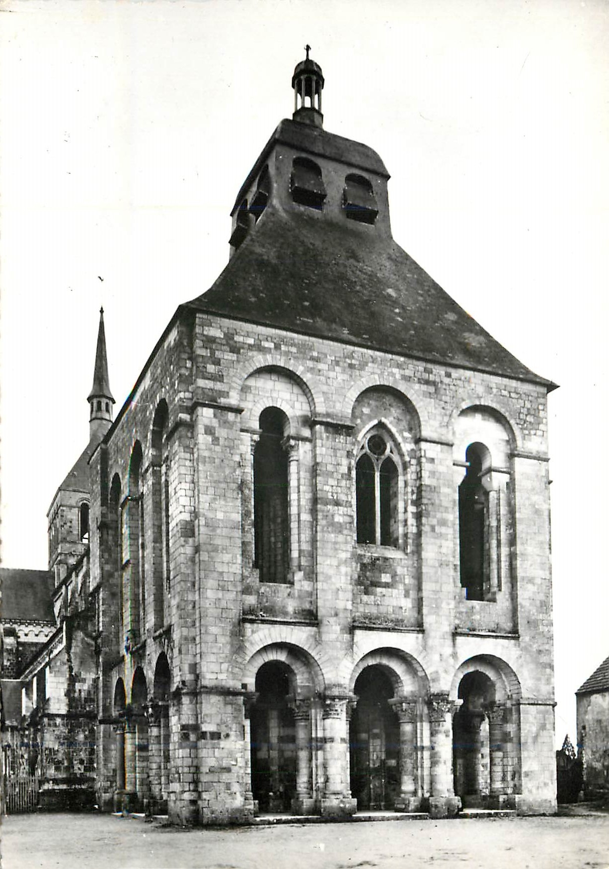 CPM La Basilique de Saint Benoit sur Loire Le clocher porche 