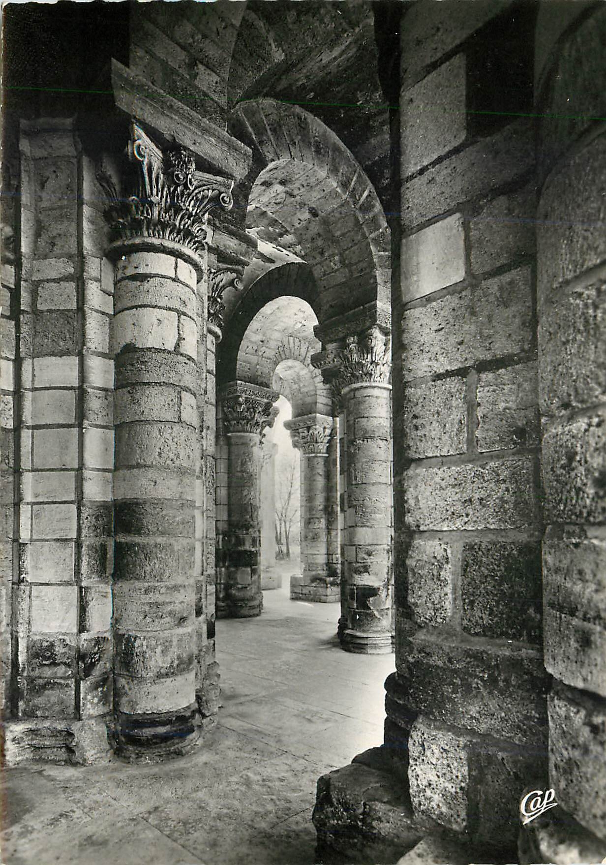 CPM Abbaye de Saint Benoit sur Loire Sous la Tour Porche de la Basilique 