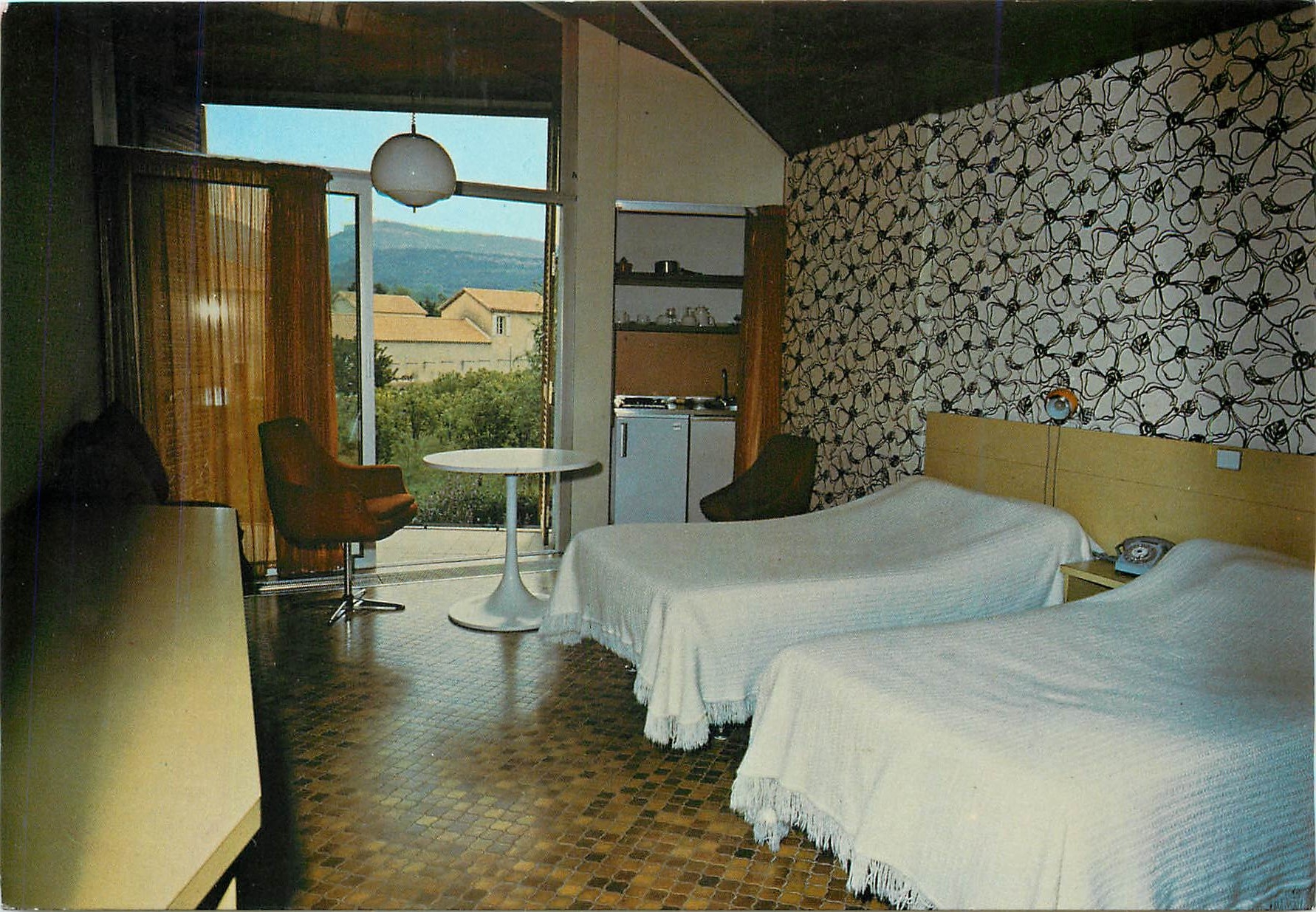 CPM AVRR Maison de Vacances Mousquety Interieur d'Un Bungalow 