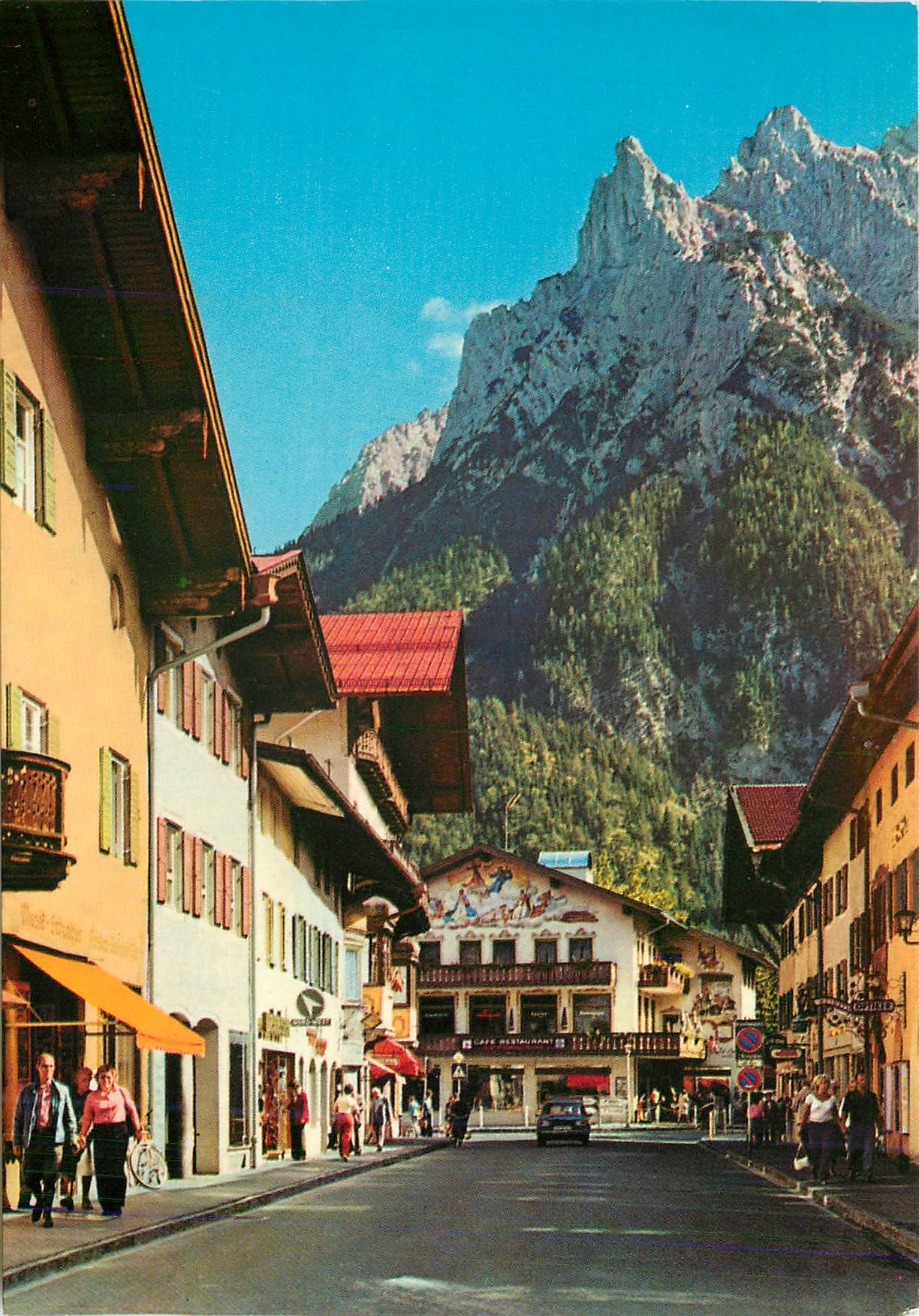 CPM Mittenwald Oberbayem Hochstrasse und Blick gegen Karwendelgebirge 