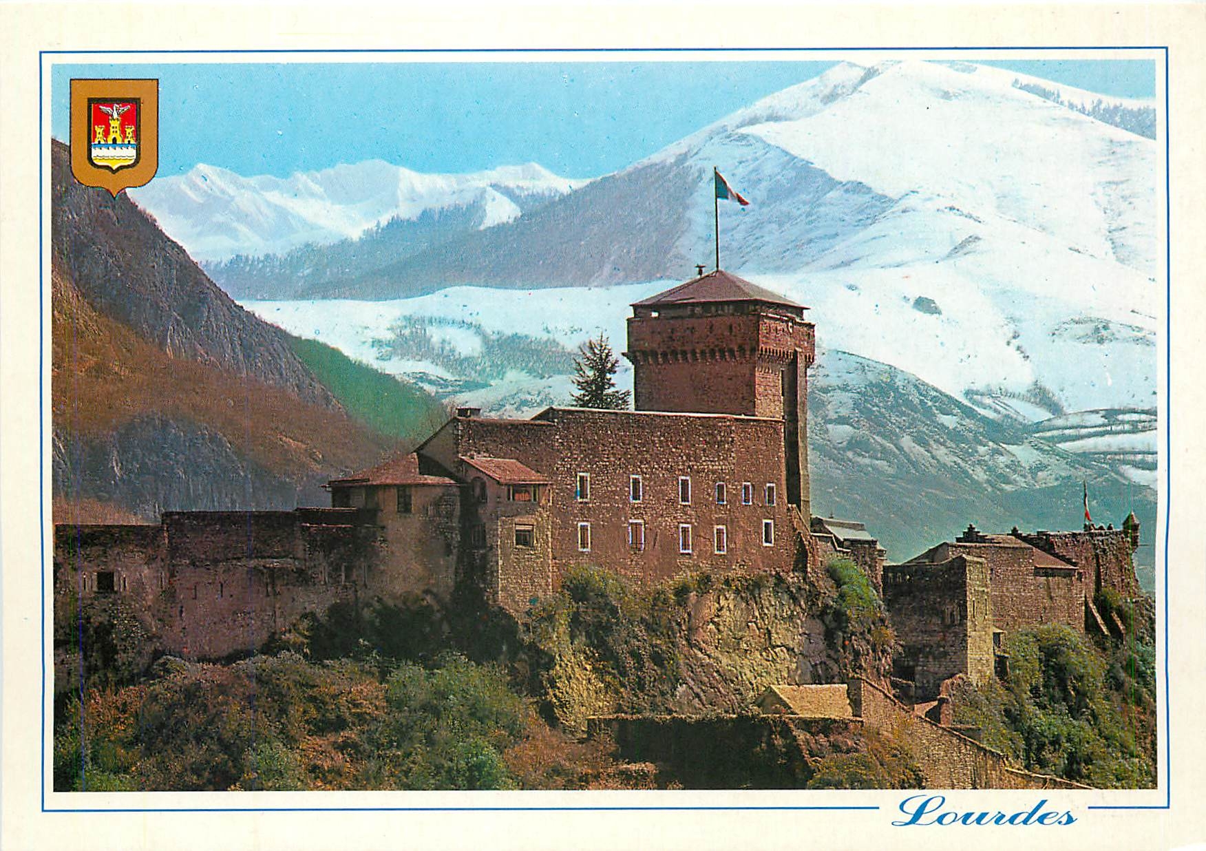 CPM Lourdes Le Chateau fort et les Pyrenees 