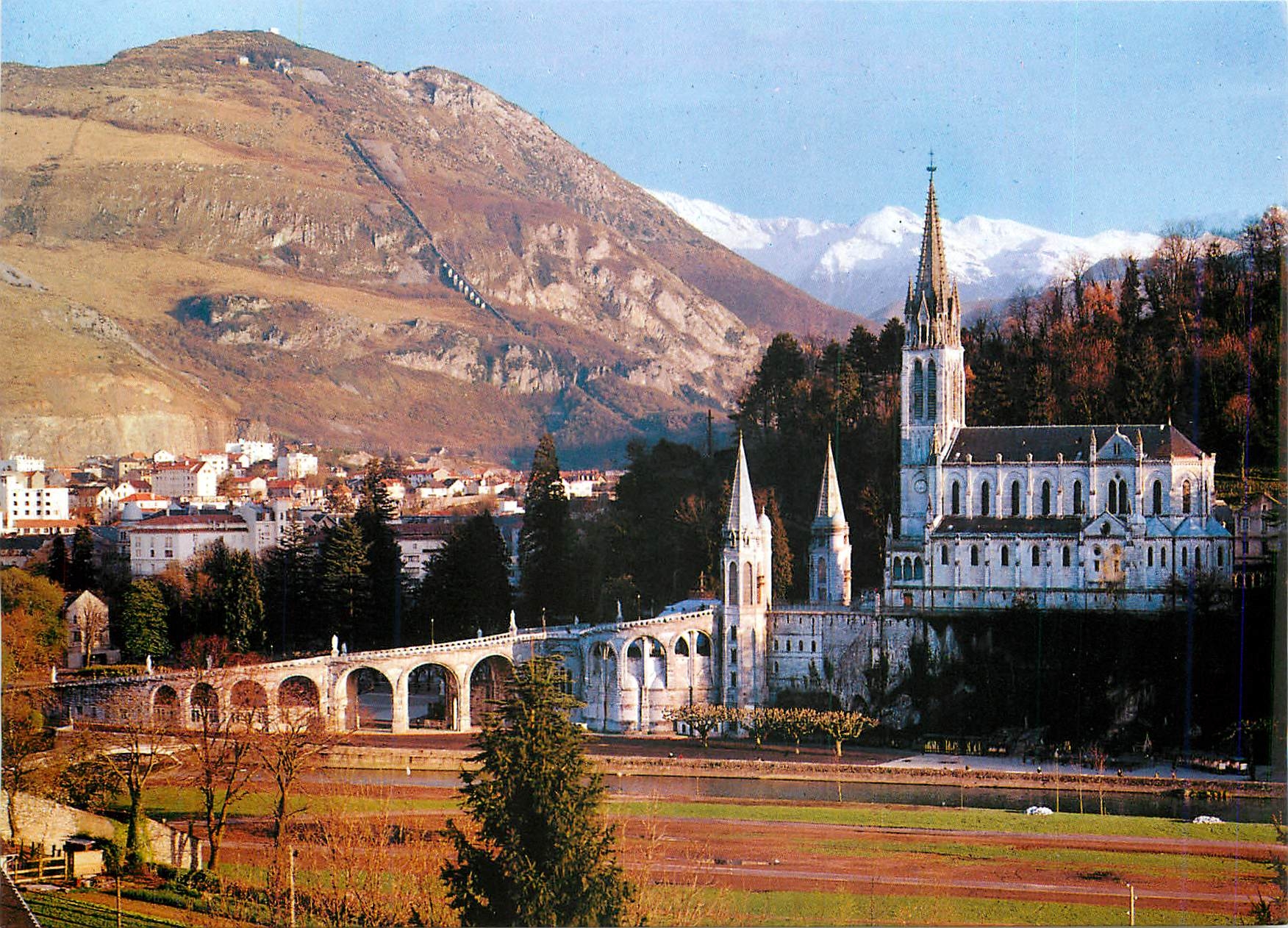 CPM Lourdes La Basilique et le Pic du Jer 